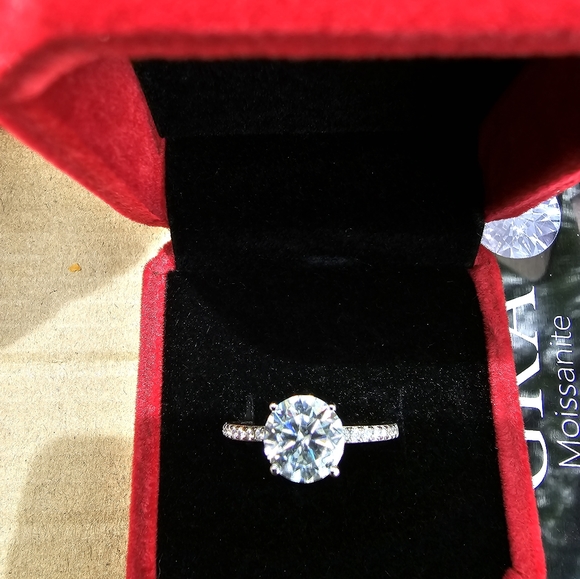 GRA Certified 2 Carat Moissanite Ring 18k/925 Ring Size 7. Watch Video! - Picture 12 of 16